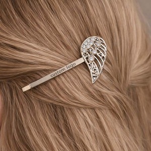 Vente en gros d'épingles à cheveux en forme d'ailes d'ange avec logo personnalisé en strass, alliage de zinc plaqué argent, pinces à cheveux pour femmes - Accessoires élégants en cristal - Product Image 6