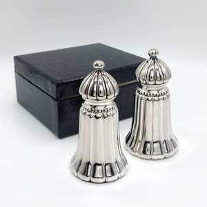 ชุดขวดน้ำมันและน้ำส้มสายชูแก้วลายต้นมะกอก พร้อมฐานโลหะและฝาขวด - Product Image 3