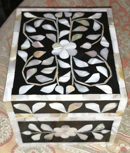 Mini boîte décorative artisanale de style indien avec incrustations traditionnelles en nacre, réalisée par des artisans indiens - Product Image 4