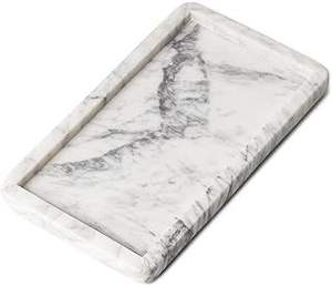 Plateau de service rectangulaire en marbre de qualité supérieure avec texture de pierre naturelle et poignées métalliques robustes pour une présentation élégante de la table. - Product Image 5