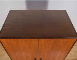 Armario de Madera Maciza de Estilo Tradicional con Cajones y Puerta para Dormitorio, Hotel, Apartamento o Villa - Product Image 3