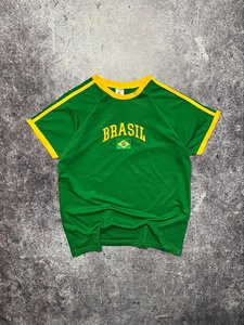 T-shirt personnalisé pour femme, vert et jaune contrasté, style vintage, broderie logo Brésil, coton et polyester, maillot de football athlétique - Product Image 1