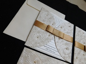 Cartes de mariage en papier gaufré avec des détails élégants en relief, idéales pour les invitations, les cérémonies, les fêtes, les cadeaux et les occasions spéciales. - Product Image 2