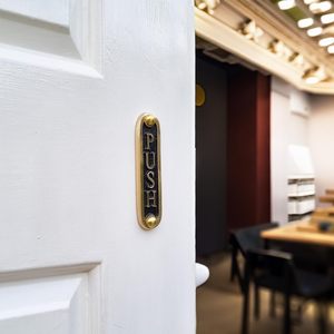 Plaque de porte en laiton massif artisanale, vintage, noire et dorée, gravée PUSH, pour porte d'entrée, bureau, hôtel, restaurant - Product Image 3