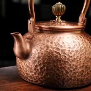 Bouilloire à thé vintage de luxe en cuivre avec bec courbé élégant, poignée décorative en cuivre, couvercle assorti et corps en cuivre martelé - Product Image 3