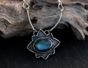 Pendentif classique en argent 925 avec labradorite naturelle - Collection de bijoux en pierres précieuses faits à la main - Product Image 2