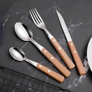 Ensemble de couverts contemporains en métal avec manche en bois, en acier inoxydable, cuillère, fourchette, couteau, ustensiles de cuisine élégants - Product Image 2
