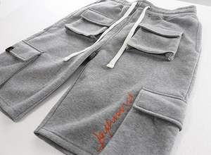 Pantalones cortos de forro polar premium para hombre, estilo urbano y utilitario - Pantalones cortos deportivos de moda urbana con cintura acanalada - Product Image 5