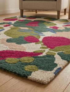 Elegante Alfombra Floral Abstracta Hecha a Mano - Alfombra Geométrica Botánica Colorida en Verde Salvia, Magenta y Rosa - Product Image 5