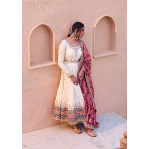 Robe de soirée en Georgette avec broderie, sequins et bordure fantaisie, avec dupatta, en blanc - Product Image 1