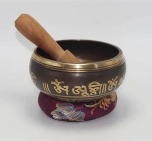 Cuenco tibetano antiguo color granate con relieve o martillado de colores para la salud y un sonido mágico - Product Image 3