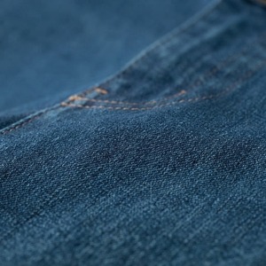 Jean en denim pour homme, taille haute, coupe droite, coupe classique, en coton mi-lourd, couleur unie, avec logo patché sur le devant, idéal pour l'automne - Product Image 5