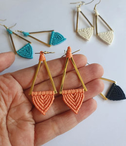Boucles d'oreilles en macramé vert faites à la main avec des perles dorées pour la vente en gros de bijoux - Product Image 3