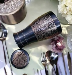 Bouteille d'eau en cuivre écologique axée sur la santé pour la maison, au design classique et texture rayée mate - Product Image 4