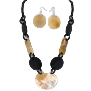 Collier de perles géométriques 2025 Collection Premium Beige et Noir Bijoux faits à la main avec des motifs uniques pour une mode élégante - Product Image 5