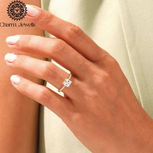 Bague de Fiançailles et d'Éternité Classique pour Femme Charm_Jewells en Argent Plaqué Or Rose 18K avec Moissanite Taille Coussin et Sertissage à Griffes IGI - Product Image 2