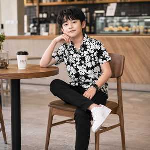 เสื้อเชิ้ตเด็กผู้ชายแขนสั้นลายดอกไม้ขาวดำติดกระดุม พร้อมกางเกงขายาวสีดำ - Product Image 2