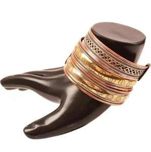 Brazaletes Metálicos de Moda para Mujer, Brazalete Asimétrico de Tendencia, Brazalete Ajustable de Apertura Ancha, Venta al por Mayor por GLOBAL EXPORTS - Product Image 3