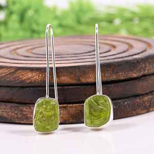 Boucles d'oreilles pendantes en argent sterling avec péridot brut faites à la main, élégantes pierres précieuses vertes - Product Image 4