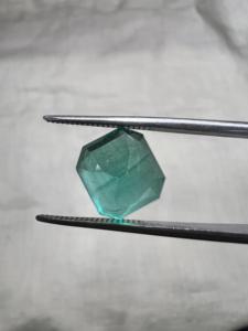 Émeraude verte vif de qualité supérieure, 4,88 carats, taille Asscher, provenant de Zambie - Product Image 2