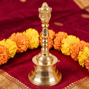 Cloche à main en laiton plaqué or pour la méditation Pooja, la prière traditionnelle, le Ghanti, le Mandir domestique, les cérémonies spirituelles, les mariages et les fêtes - Product Image 5