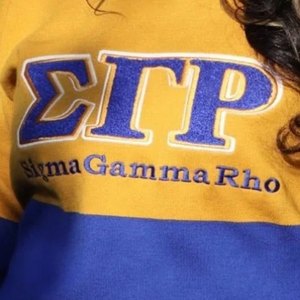 เสื้อสเวตเตอร์ Sigma Gamma Rho สีน้ำเงินทอง ลายบล็อกสี สำหรับผู้หญิง คอวี ถักนิตติ้ง สไตล์ลำลอง อบอุ่น สไตล์สมาคมนักศึกษากรีก - Product Image 2