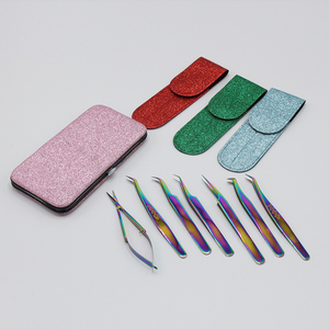 Étui de protection pour pinces à sourcils professionnelles avec finition soignée et solution de transport pratique, personnalisable avec logo. - Product Image 4