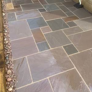 Dalles de pavage en grès indien brun automnal moderne à fente longitudinale |   Pierre naturelle pour terrasse et aménagement paysager - Product Image 1