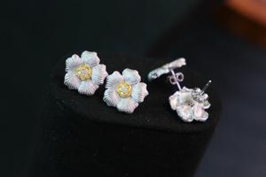 ต่างหูเม็ดเล็กสีเงินสเตอร์ลิง925อินเทรนด์ไม่ซ้ำใครพร้อมเครื่องประดับแฟชั่นทรงลูกบาศก์เซอร์โคเนียสำหรับเป็นของขวัญสำหรับผู้หญิง - Product Image 1