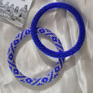 กำไลข้อมือถักโครเชต์ประดับลูกปัดแก้วทอมือจากเนปาล ลายสีน้ำเงินเงิน แบบม้วน สำหรับผู้หญิง เครื่องประดับชาติพันธุ์ ของตกแต่งข้อมือ - Product Image 1