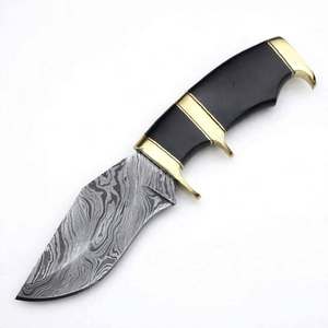 Cuchillo de exterior hecho a mano de acero de Damasco con mango de cuerno negro y guardacuchillo de latón - Product Image 3