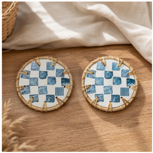 Juego de Posavasos de Cerámica con Mosaico Hecho a Mano de Lujo con Borde de Ratán – Posavasos Azules a Cuadros para Decoración Boho Costera del Hogar - Product Image 1