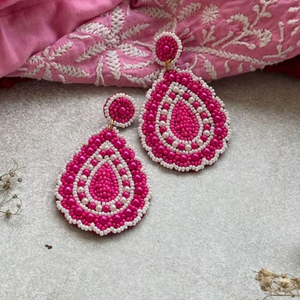 Pendientes de gota vibrantes en rosa intenso con cuentas blancas, estilo bohemio, bordados, con forma de pera, joyería llamativa para mujer, regalo para fiesta de verano - Product Image 1