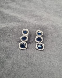 Pendientes Colgantes de Tres Piedras con Corte Radiante, Joyería Elegante de Moda al por Mayor para Fiestas, Pendientes Chapados en Rodio con Diamantes Americanos - Product Image 4