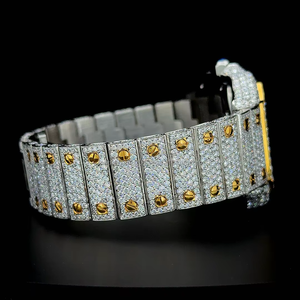 Montre en acier inoxydable de qualité supérieure, entièrement sertie de moissanite, fabriquée à la main, mouvement à quartz. - Product Image 5