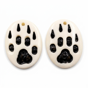 Pièces de patte d'ours en os sculptées à la main, présentant un artisanat détaillé et une caractéristique naturelle, idéales pour la fabrication de bijoux. - Product Image 3