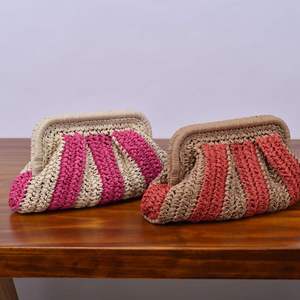 Sublimez votre look de soirée spécial avec ce magnifique sac en tissu naturel, orné d'un motif rayé tendance et d'un design élégant. - Product Image 1