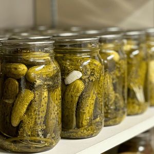Concombres en conserve en gros, marinés à l'ail et à la persil, marque OEM - Product Image 1