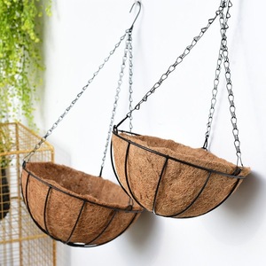 Panier suspendu en fibre de coco fait main, décoration de jardin durable - Product Image 5