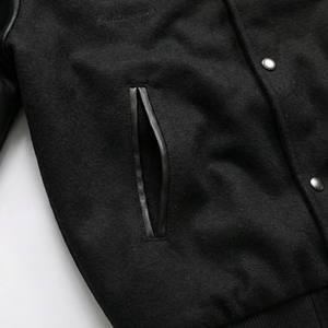 Chaqueta Varsity con Mangas de Cuero Negro |   Chaqueta Letterman Bordada |   Abrigo Oversize Estilo Urbano con Botones |   Fabricante OEM Personalizado - Product Image 5