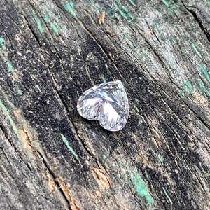 Venta al por mayor de joyas sueltas sintéticas (creadas en laboratorio) con forma de corazón, certificadas por IGI, HPHT CVD, de 1.53ct/1.02ct, con perforación láser y claridad VVS, en varios colores. - Product Image 3