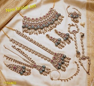 ชุดเครื่องประดับเจ้าสาวสีเทาหรูหราแบบ Kundan Polki ชุบทอง ประกอบด้วยสร้อยคอแบบโชคเกอร์ สร้อยคอยาว ต่างหูแบบ Maang Tikka สำหรับงานแต่งงาน - Product Image 2