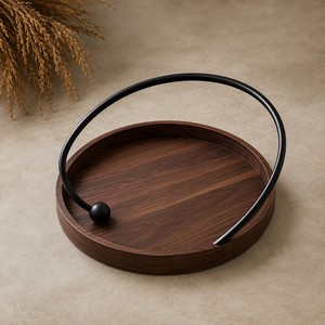 Bandeja de exhibición de madera hecha a mano con asa de metal negro con recubrimiento en polvo, perfecta para decoración de mesas de lujo, hostelería y uso diario. - Product Image 1