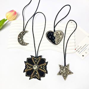 Colgante de flor tridimensional hecho a mano con cuentas, nuevo accesorio pequeño de comercio exterior, llavero para ropa, parche de tela de PVC al por mayor - Product Image 4