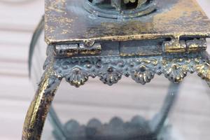 Lanterne en métal doré de style vintage avec panneau en verre pour réceptions de banquet et centres de table de luxe – Vente en gros depuis l'Inde - Product Image 5