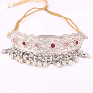 Collier ethnique en argent allemand avec chalcédoine fuchsia, hydro rose et pierre nacrée - Product Image 1