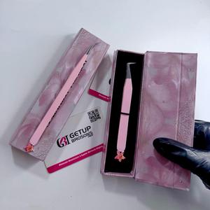 Pince à épiler GETUP BROSONS rose en acier inoxydable, courbure à 90 degrés, design fleur de lys, pointe de précision, longueur 10 mm, pointe lisse, boîte - Product Image 6