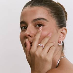 Anillo de compromiso y boda de oro macizo de 14K con zafiro de laboratorio en engaste de bisel, corte radiante, color arcoíris, banda completa, joyería fina - Product Image 4