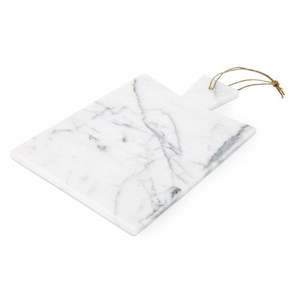 Planche à découper professionnelle en marbre blanc pour la préparation culinaire de style chef, offrant une base de coupe stable - Product Image 2