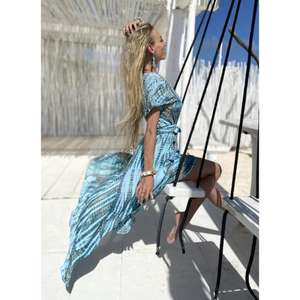 ชุดเดรสยาวสีน้ำเงินสไตล์โบฮีเมียนสำหรับผู้หญิง คอวี ผ่าสูง ลายพิมพ์ ชุดคาฟตันสำหรับใส่ไปเที่ยวทะเลหรือรีสอร์ทช่วงฤดูร้อน - Product Image 1